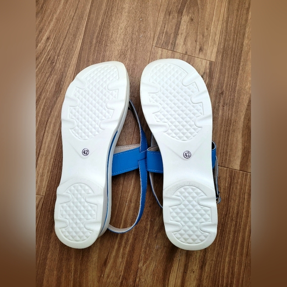 Sandals - Picture 3 of 5